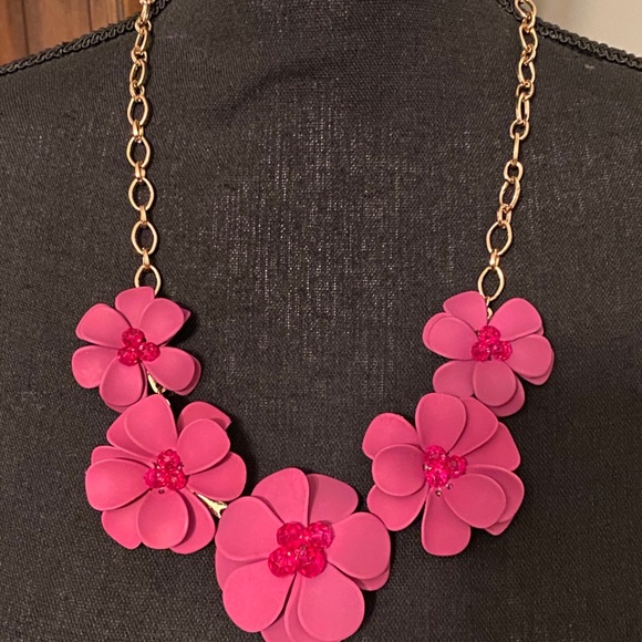 Two Floral gold tone Necklaces: fuchsia and white - Picture 8 of 11
